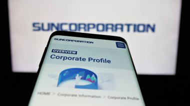 Stuttgart, Almanya - 12-17-2025: Japon elektronik şirketi Sun Corporation 'ın web sitesi ile birlikte logo önünde ekranda. Telefon ekranının sol üst kısmına odaklan.