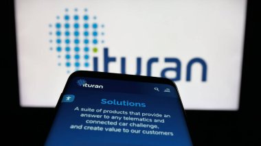 Stuttgart, Almanya - 12-17-2025: Logo önündeki ekranda Ituran Location and Control Ltd. şirketinin web sitesi ile cep telefonu. Telefon ekranının sol üst kısmına odaklan.