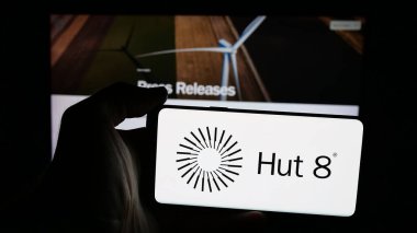 Stuttgart, Almanya - 12-17-2025: Üzerinde ABD 'li kripto madencilik şirketi Hut 8 şirketinin logosu bulunan cep telefonu web sayfası önünde ekranda. Telefon ekranına odaklan.