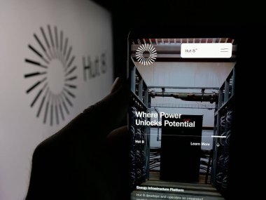 Stuttgart, Almanya - 12-17-2025: ABD 'li kripto madencilik şirketi Hut 8 Corp' un web sayfası olan cep telefonu logonun önünde ekranda. Telefon ekranının merkezine odaklan.