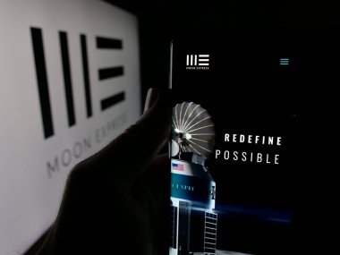 Stuttgart, Almanya - 12-17-2025: ABD 'li uzay şirketi Moon Express Inc.' in web sayfası olan cep telefonu logonun önünde ekranda. Telefon ekranının merkezine odaklan.