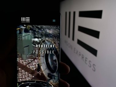 Stuttgart, Almanya - 12-17-2025: ABD 'li uzay şirketi Moon Express Inc.' in web sayfası ile akıllı telefon sahibi kişi logonun önünde ekranda. Telefon ekranının merkezine odaklan.