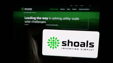 Stuttgart, Almanya - 12-17-2025: ABD 'li firma Shoals Technologies Group Inc.' nin logosunun bulunduğu cep telefonu web sayfası önünde ekranda. Telefon ekranına odaklan.