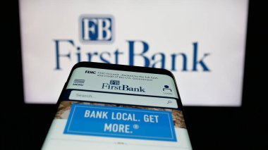 Stuttgart, Almanya - 12-18-2025: ABD 'li FB Financial Corp. (FirstBank) şirketinin web sitesi logonun önünde ekranda. Telefon ekranının sol üst kısmına odaklan.