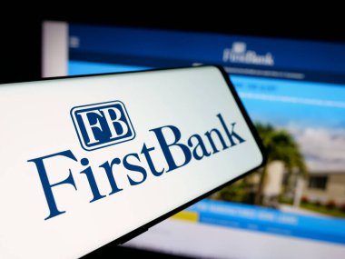 Stuttgart, Almanya - 12-18-2025: İnternet sitesi önünde ekranda ABD 'li FB Financial Corp (FirstBank) şirketinin logosuna sahip akıllı telefon. Telefon ekranının merkez soluna odaklan.