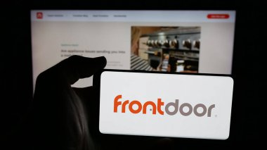 Stuttgart, Almanya - 12-18-2025: ABD 'li emlak hizmetleri şirketi Frontdoor Inc.' in logosunun bulunduğu cep telefonu web sayfasının önünde ekranda. Telefon ekranına odaklan.