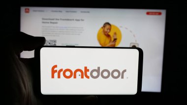 Stuttgart, Almanya - 12-18-2025: ABD emlak hizmetleri şirketi Frontdoor Inc. 'nin logosunun bulunduğu cep telefonu web sayfasının önünde ekranda. Telefon ekranına odaklan.