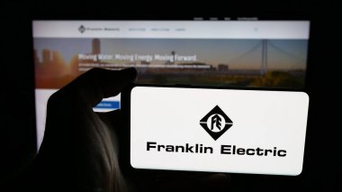 Stuttgart, Almanya - 12-18-2025: ABD 'li Franklin Electric Co. Inc. şirketinin logosunun bulunduğu cep telefonu web sayfası önünde ekranda. Telefon ekranına odaklan.