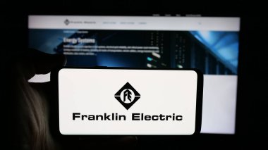 Stuttgart, Almanya - 12-18-2025: ABD 'li Franklin Electric Co. Inc. şirketinin logosunun bulunduğu cep telefonu web sayfası önünde ekranda. Telefon ekranına odaklan.