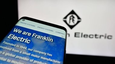 Stuttgart, Almanya - 12-18-2025: ABD 'li Franklin Electric Co. Inc. şirketinin web sitesi logo önünde ekranda. Telefon ekranının sol üst kısmına odaklan.