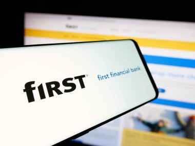 Stuttgart, Almanya - 12-18-2025: İnternet sitesi önünde First Financial Bancorp (Bankatfirst) şirketinin logosuna sahip akıllı telefon. Telefon ekranının merkez soluna odaklan.