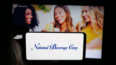 Stuttgart, Almanya - 12-18-2025: ABD 'li içecek şirketi National Beverage Corp' un logosunun bulunduğu cep telefonu web sitesinin önünde ekranda. Telefon ekranına odaklan.
