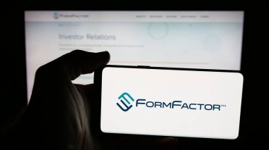 Stuttgart, Almanya - 12-18-2025: ABD 'li yarı iletken şirket Formfactor Inc.' in logosu olan cep telefonu sahibi kişi web sayfasının önünde ekranda. Telefon ekranına odaklan.