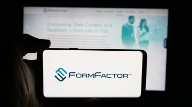Stuttgart, Almanya - 12-18-2025: ABD 'li yarı iletken şirket Formfactor Inc.' in logosunun bulunduğu cep telefonu web sayfası önünde ekranda. Telefon ekranına odaklan.