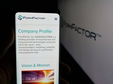 Stuttgart, Almanya - 12-18-2025: ABD 'li yarı iletken şirket Formfactor Inc.' in web sayfası olan cep telefonu logonun önünde ekranda. Telefon ekranının merkezine odaklan.
