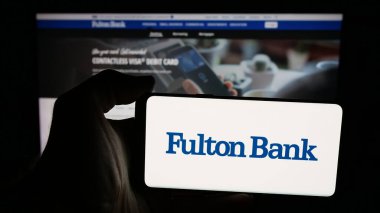 Stuttgart, Almanya - 12-19-2025: Bankacılık şirketi Fulton Financial Corporation 'ın logosunun bulunduğu cep telefonu web sayfası önünde ekranda. Telefon ekranına odaklan.