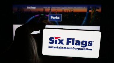 Stuttgart, Almanya - 12-19-2025: Six Flags Entertainment Corporation şirketinin logosunun bulunduğu cep telefonu web sayfasının önünde ekranda. Telefon ekranına odaklan.