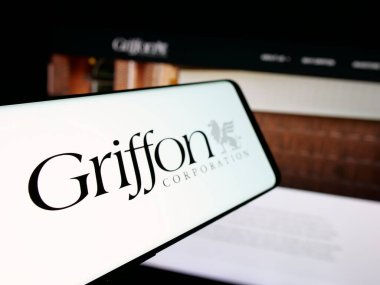 Stuttgart, Almanya - 12-19-2025: Web sitesinin önünde ekranda Amerikan holdingi Griffon Corporation 'ın logosuna sahip akıllı telefon. Telefon ekranının merkez soluna odaklan.