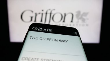 Stuttgart, Almanya - 12-19-2025: Amerikan holdingi Griffon Corporation 'ın web sitesi olan cep telefonu logonun önünde ekranda. Telefon ekranının sol üst kısmına odaklan.