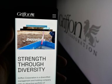 Stuttgart, Almanya - 12-19-2025: Amerikan holdingi Griffon Corporation 'ın web sayfası olan cep telefonu logosu önünde ekranda. Telefon ekranının merkezine odaklan.