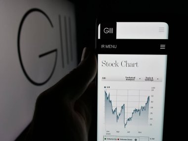 Stuttgart, Almanya - 12-19-2025: Amerikan holdingi Griffon Corporation 'ın web sayfası olan akıllı telefon sahibi kişi logonun önünde ekranda. Telefon ekranının merkezine odaklan.