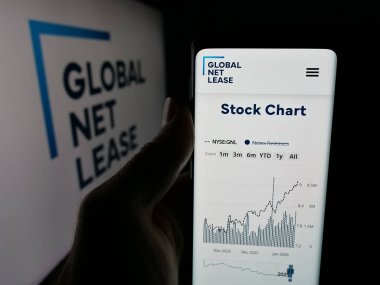 Stuttgart, Almanya - 01-15-2026: ABD 'li gayrimenkul şirketi Global Net Lease Inc.' in web sayfası ile cep telefonu logosu önünde ekranda. Telefon ekranının merkezine odaklan.