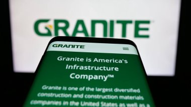 Stuttgart, Almanya - 01-15-2026: ABD 'li Granite İnşaat Şirketi' nin web sitesiyle birlikte cep telefonu logonun önünde ekranda. Telefon ekranının sol üst kısmına odaklan.