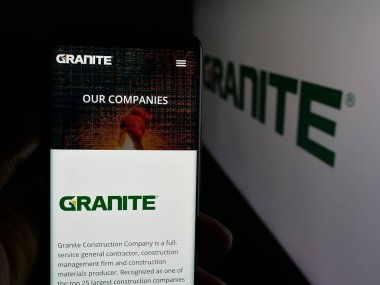Stuttgart, Almanya - 01-15-2026: ABD 'li Granite Construction Inc. şirketinin web sayfası logo önünde ekranda. Telefon ekranının merkezine odaklan.