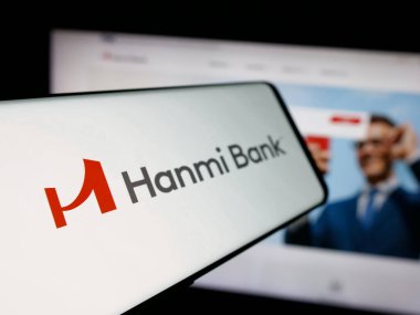 Stuttgart, Almanya - 01-15-2026: Bankacılık şirketi Hanmi Financial Corporation 'ın logosuna sahip akıllı telefon web sitesinin önünde ekranda. Telefon ekranının soluna odaklan.