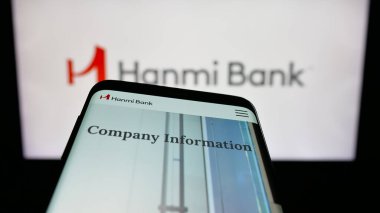 Stuttgart, Almanya - 01-15-2026: Bankacılık şirketi Hanmi Financial Corporation 'ın web sitesiyle birlikte logo önünde ekranda. Telefon ekranının sol üst kısmına odaklan.