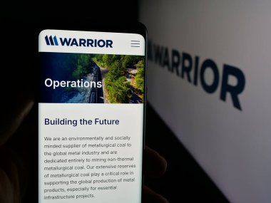 Stuttgart, Almanya - 01-15-2026: ABD 'li madencilik şirketi Warrior Met Coal Inc.' in web sayfası logo önünde ekranda. Telefon ekranının merkezine odaklan.