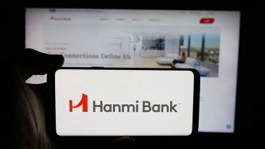 Stuttgart, Almanya - 01-15-2026: Bankacılık şirketi Hanmi Financial Corporation 'ın logosunun bulunduğu cep telefonu web sayfası önünde ekranda. Telefon ekranına odaklan.