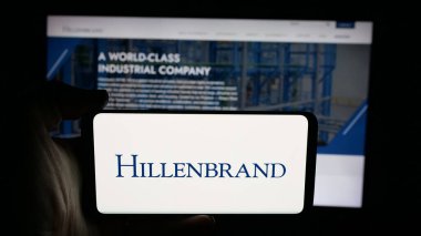 Stuttgart, Almanya - 01-16-2026: ABD 'li endüstriyel şirketi Hillenbrand Inc.' in logosunu taşıyan cep telefonu web sayfası önünde. Telefon ekranına odaklan.
