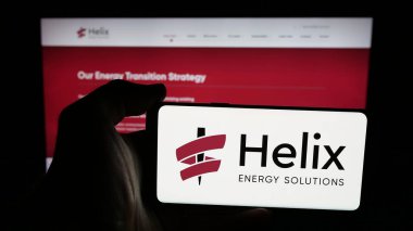 Stuttgart, Almanya - 01-16-2026: ABD 'li Helix Energy Solutions Inc. şirketinin logosunun bulunduğu cep telefonu web sayfası önünde ekranda. Telefon ekranına odaklan.