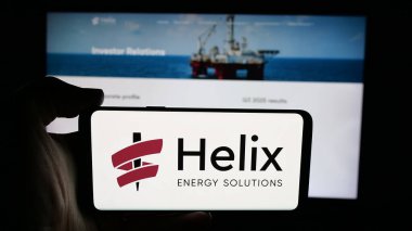 Stuttgart, Almanya - 01-16-2026: ABD 'li Helix Energy Solutions Inc. şirketinin logosunun bulunduğu cep telefonu web sayfası önünde ekranda. Telefon ekranına odaklan.