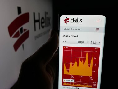 Stuttgart, Almanya - 01-16-2026: ABD 'li Helix Energy Solutions Inc. şirketinin web sayfası logo önünde ekranda. Telefon ekranının merkezine odaklan.