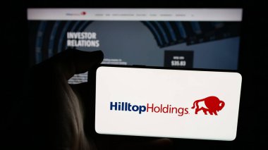 Stuttgart, Almanya - 01-19-2026: ABD 'li finans şirketi Hilltop Holding Inc.' in logosunun bulunduğu cep telefonu web sayfası önünde ekranda. Telefon ekranına odaklan.