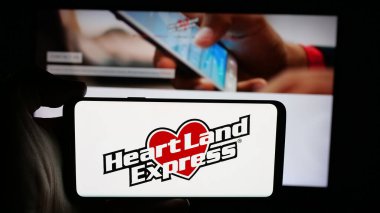 Stuttgart, Almanya - 01-19-2026: ABD 'li taşımacılık şirketi Heartland Express Inc.' in logosunun bulunduğu cep telefonu web sayfası önünde ekranda. Telefon ekranına odaklan.