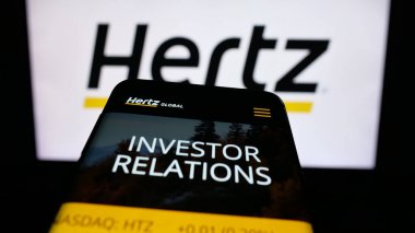 Stuttgart, Almanya - 01-19-2026: Araba kiralama şirketi Hertz Global Holding Inc. 'nin web sitesi ile birlikte logo önünde cep telefonu. Telefon ekranının sol üst kısmına odaklan.