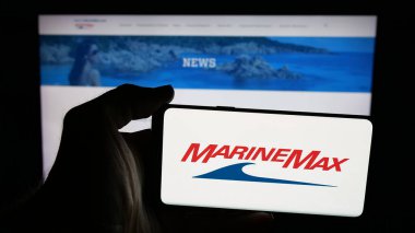 Stuttgart, Almanya - 01-19-2026: ABD 'li tekne şirketi MarineMax Inc.' in logosunun bulunduğu cep telefonu web sayfası önünde ekranda. Telefon ekranına odaklan.
