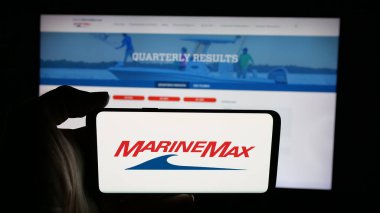 Stuttgart, Almanya - 01-19-2026: ABD 'li tekne şirketi MarineMax Inc.' in logosunun bulunduğu cep telefonu web sayfası önünde ekranda. Telefon ekranına odaklan.