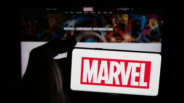 Stuttgart, Almanya - 01-19-2026: Çizgi roman yapım şirketi Marvel Studios LLC 'nin logosuna sahip cep telefonu web sayfası önünde ekranda. Telefon ekranına odaklan.