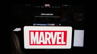 Stuttgart, Almanya - 01-19-2026: Çizgi roman üreticisi Marvel Studios LLC 'nin logosu olan cep telefonu web sayfası önünde ekranda. Telefon ekranına odaklan.
