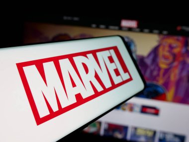 Stuttgart, Almanya - 01-19-2026: Çizgi roman yapım şirketi Marvel Studios LLC 'nin logosuna sahip akıllı telefon web sitesinin önünde ekranda. Telefon ekranının merkez soluna odaklan.