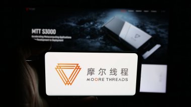Stuttgart, Almanya - 01-19-2026: Web sayfası önünde ekranda Moore Threads Technology Co. Ltd. şirketinin logosunu elinde tutan kişi. Telefon ekranına odaklan.