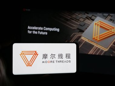 Stuttgart, Almanya - 01-19-2026: Web sitesi önünde ekranda Moore Threads Technology Co. Ltd. şirketinin logosunu taşıyan kişi. Telefon ekranına odaklan.