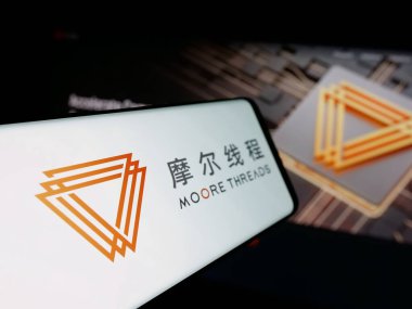 Stuttgart, Almanya - 01-19-2026: Web sitesi önünde ekranda Moore Threads Technology Co. Ltd. şirketinin logosuna sahip akıllı telefon. Telefon ekranının merkez soluna odaklan.