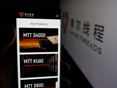 Stuttgart, Almanya - 01-19-2026: Logo önünde ekranda Moore Threads Technology Co. Ltd. şirketinin web sayfası bulunan kişi. Telefon ekranının merkezine odaklan.