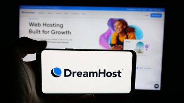 Stuttgart, Almanya - 01-19-2026: Web sunuculuğu şirketi DreamHost LLC 'nin logosunun bulunduğu cep telefonu web sayfası önünde ekranda. Telefon ekranına odaklan.