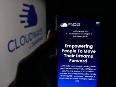 Stuttgart, Almanya - 01-19-2026: ABD 'li bulut sunucu şirketi Cloudways LLC' nin internet sayfası ile cep telefonu tutan kişi logonun önünde ekranda. Telefon ekranının merkezine odaklan.